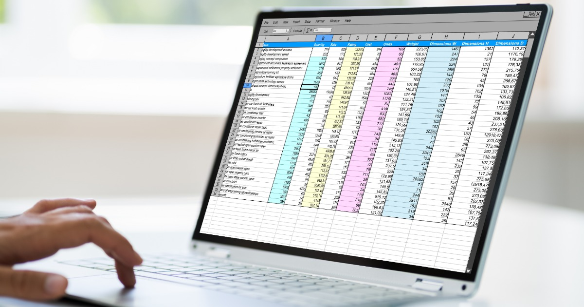 Real-Time Member and Financial Data for Membership Organizations Membership staff reviewing real-time member and financial data on a computer